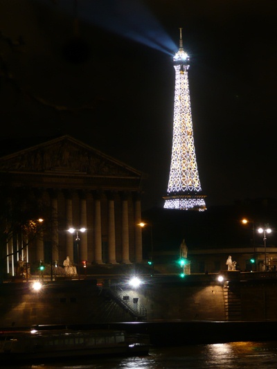 Photo of the Eiffel tower at night